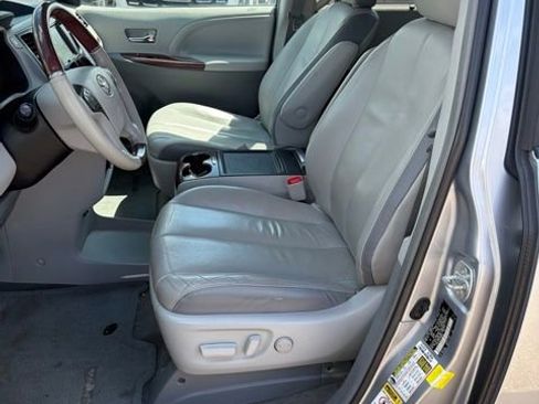 Used 2014 Toyota Sienna Limited w/ Limited Premium Package AWD/4WD image 5