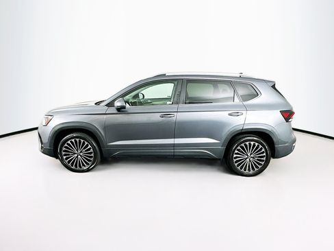 Used 2025 Volkswagen Taos SE FWD image 4