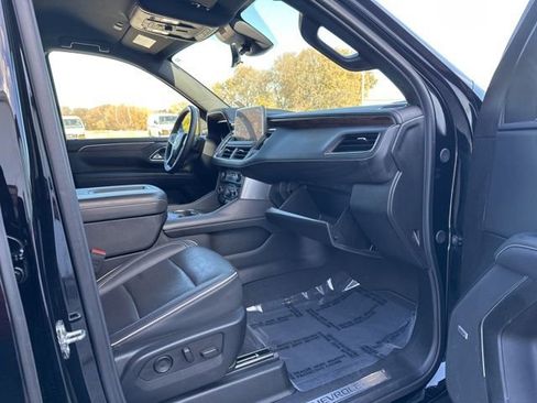 Used 2024 Chevrolet Suburban Premier image 32