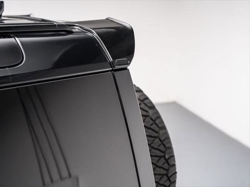 New 2025 Land Rover Defender 110 X-Dynamic SE AWD/4WD image 36