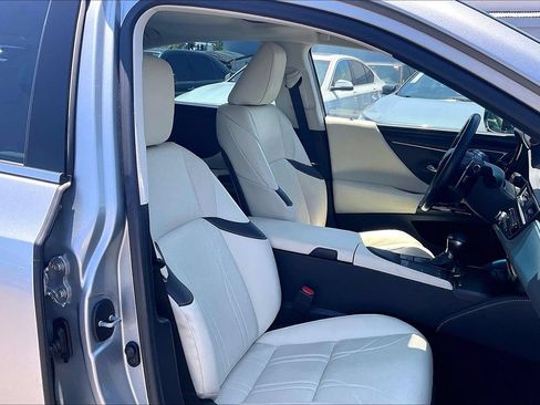 Used 2022 Lexus ES 300h w/ Accessory Package 2 FWD image 33
