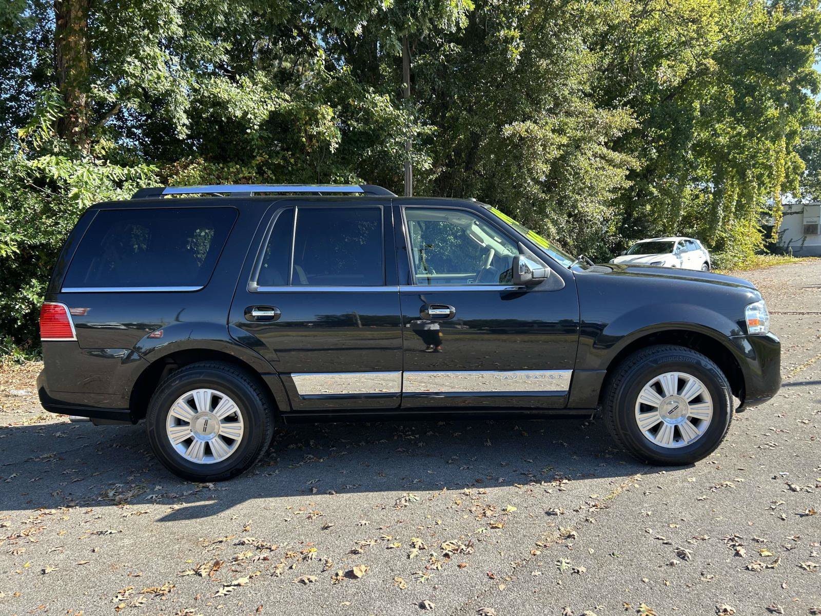 Used 2014 Lincoln Navigator 2WD image 2