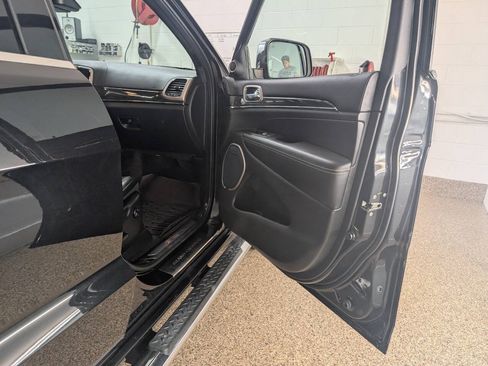 Used 2015 Jeep Grand Cherokee Overland w/ Advanced Technology Group AWD/4WD image 20
