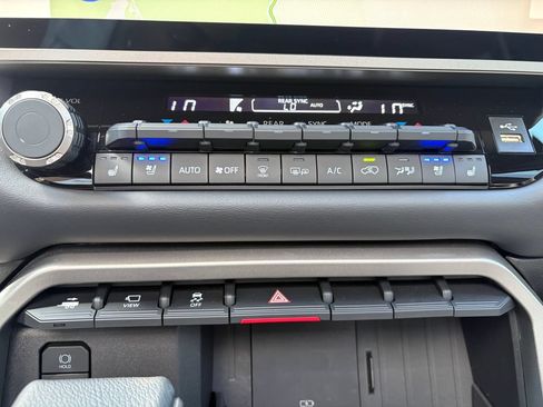 Used 2026 Toyota Sequoia Platinum AWD/4WD image 31