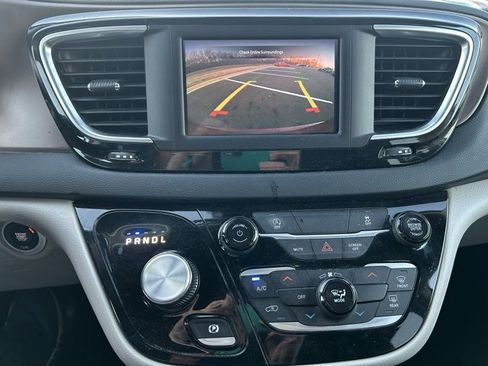 Used 2023 Chrysler Voyager LX image 21