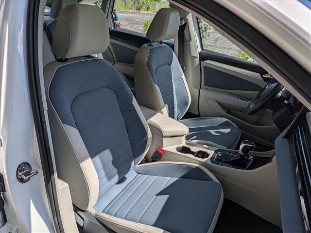 Certified 2025 Volkswagen Jetta SE w/ Sunroof Package FWD image 13