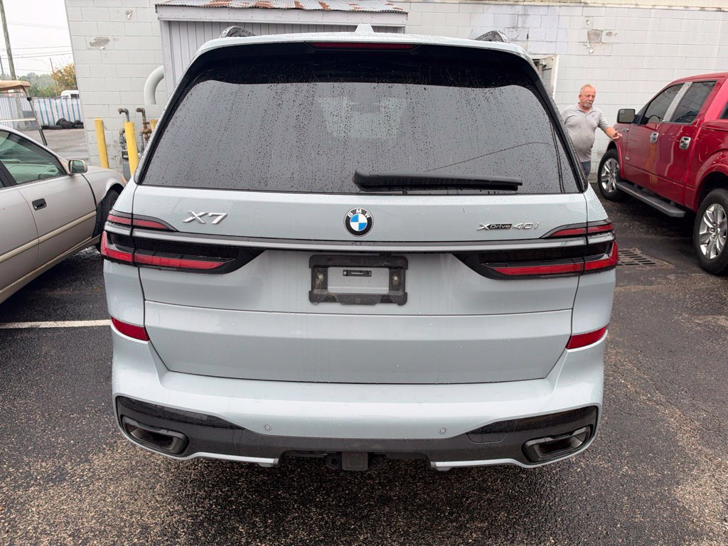 Used 2025 BMW X7 xDrive40i w/ M Sport Package AWD/4WD image 4