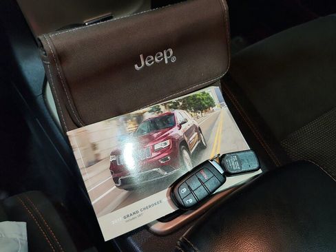 Used 2017 Jeep Grand Cherokee Laredo AWD/4WD image 38
