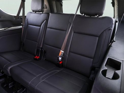 Used 2025 Chevrolet Suburban Z71 image 28