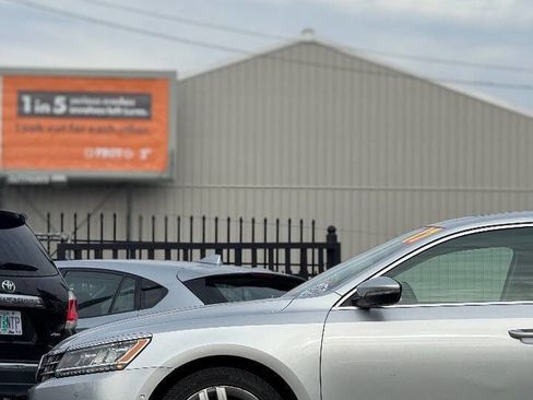 Used 2017 Volkswagen Passat 1.8T SEL Premium image 17