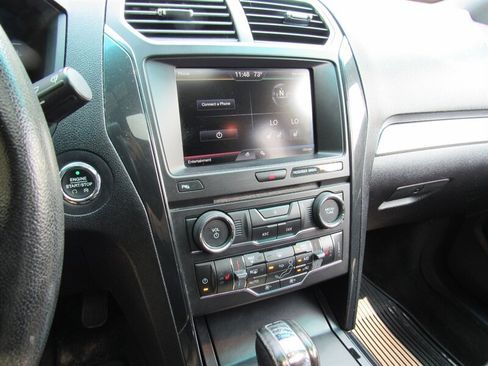 Used 2016 Ford Explorer XLT w/ Equipment Group 202A AWD/4WD image 17