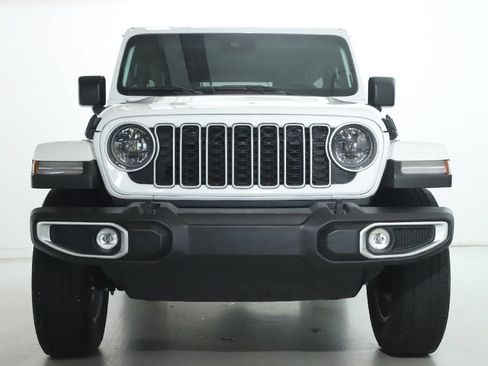 Used 2025 Jeep Wrangler Unlimited Sahara AWD/4WD image 6