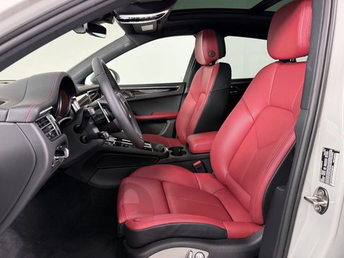 Certified 2026 Porsche Macan AWD/4WD image 5
