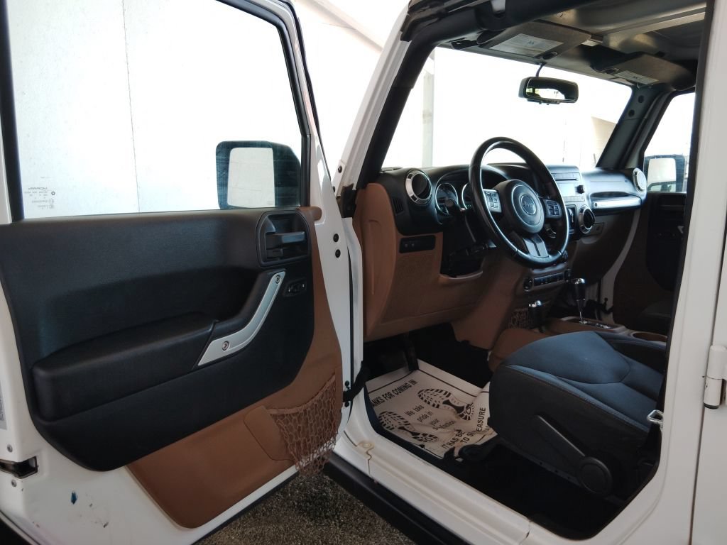 Used 2016 Jeep Wrangler Unlimited Rubicon w/ Connectivity Group AWD/4WD image 22
