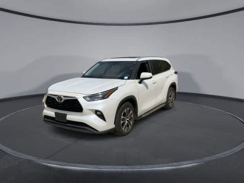 Used 2022 Toyota Highlander XLE FWD image 4