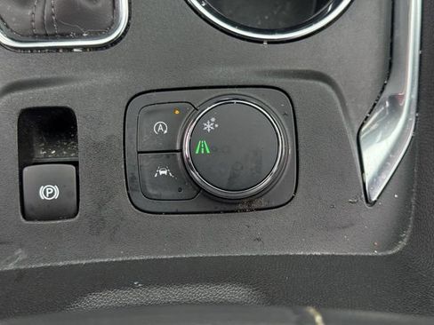 Used 2023 Chevrolet Traverse LT FWD image 20