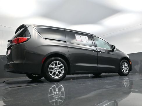 Used 2022 Chrysler Voyager LX image 21