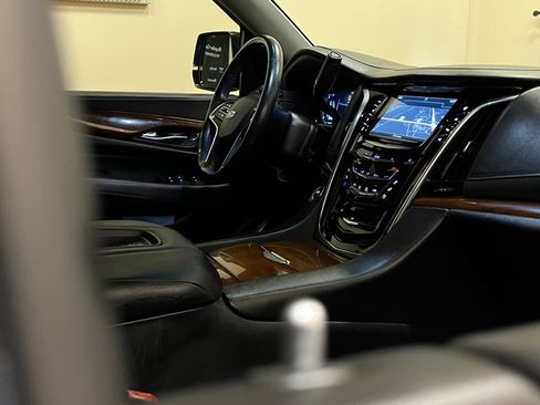 Used 2018 Cadillac Escalade Luxury RWD image 15