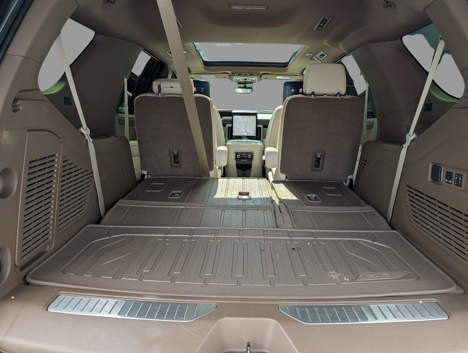 Used 2025 GMC Yukon Denali RWD image 31
