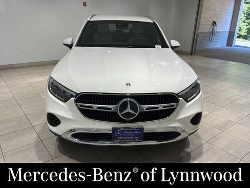 Used 2025 Mercedes-Benz GLC 350e 4MATIC image 2