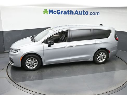 Used 2024 Chrysler Pacifica Touring-L image 22