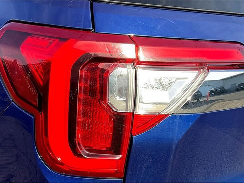 Used 2023 GMC Acadia SLT image 29