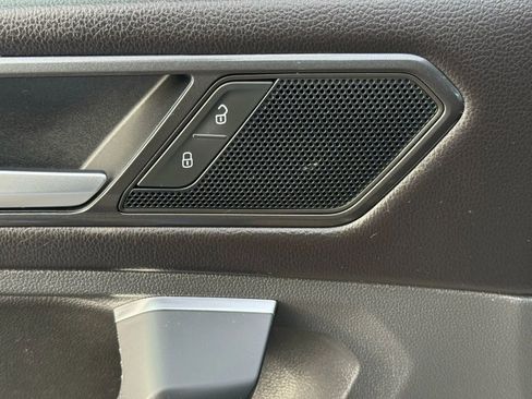 Used 2018 Volkswagen Tiguan SE w/ Panoramic Sunroof Package image 18