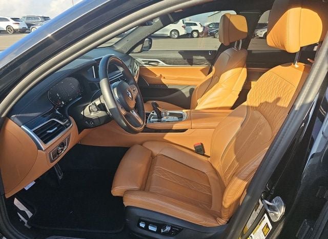 Used 2022 BMW 740i w/ M Sport Package RWD image 2