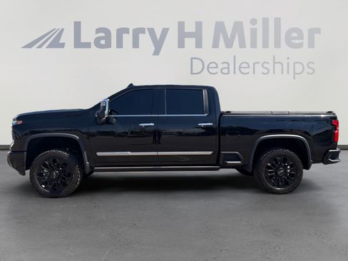 Used 2025 Chevrolet Silverado 2500 High Country w/ High Country Premium Package AWD/4WD image 3