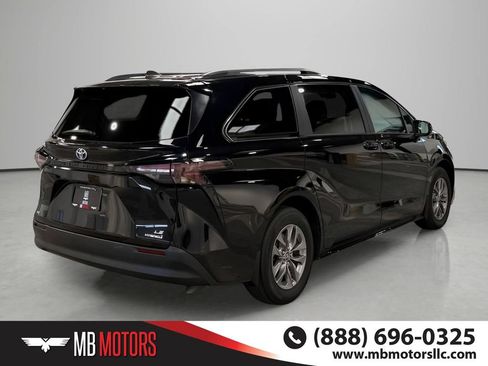 Used 2024 Toyota Sienna LE AWD/4WD image 4