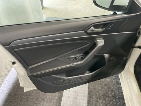 Certified 2023 Volkswagen Jetta SE w/ Panoramic Sunroof Package FWD image 10
