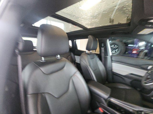 Used 2023 Jeep Compass Latitude w/ Sun and Sound Group AWD/4WD image 15