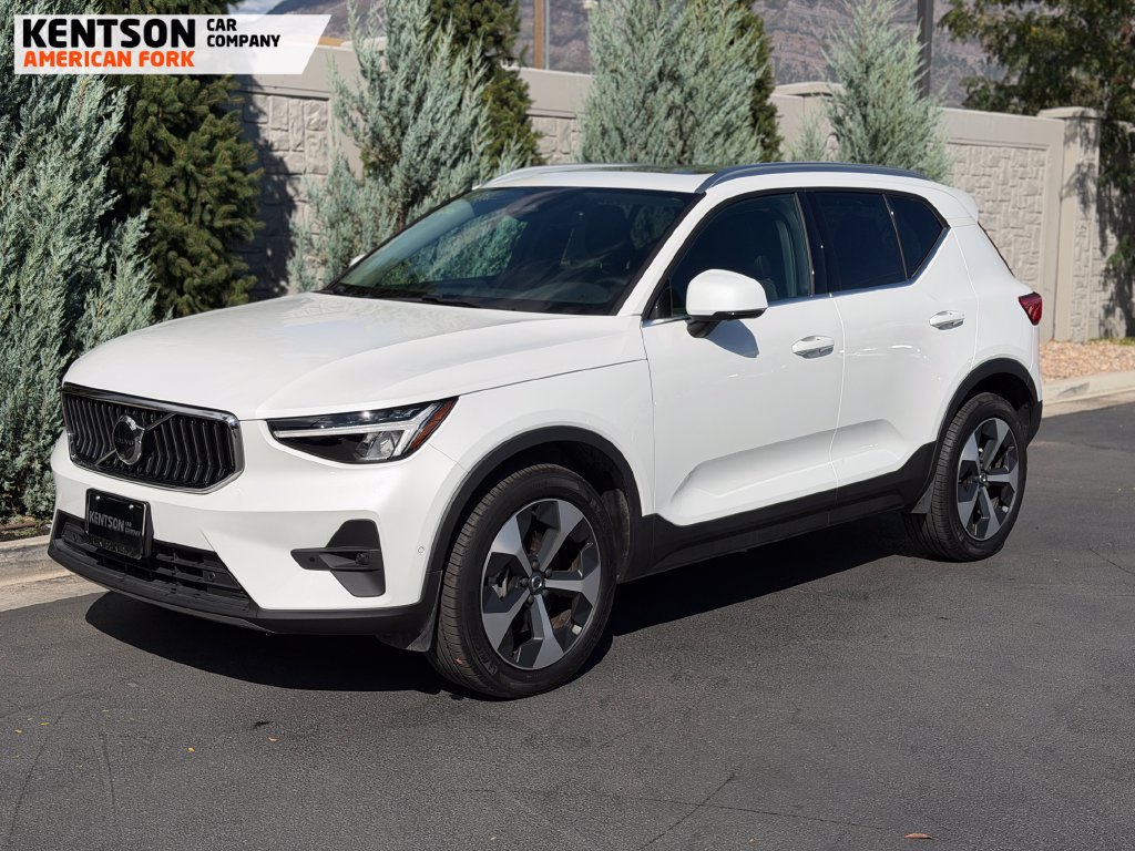 Used 2025 Volvo XC40 B5 Plus AWD/4WD image 3