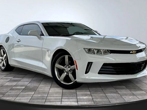 Used 2018 Chevrolet Camaro LT RWD image 3