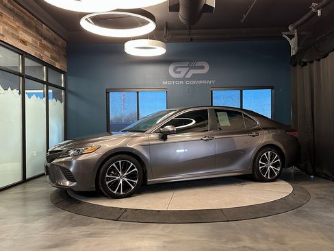 Used 2020 Toyota Camry SE image 7