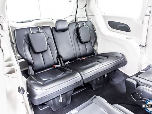 Used 2023 Chrysler Pacifica Touring-L image 34