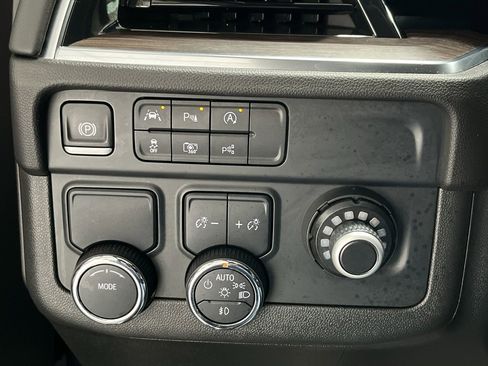 Used 2025 Chevrolet Suburban LT w/ Comfort Package image 29