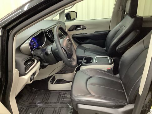 Used 2024 Chrysler Pacifica Touring-L image 15