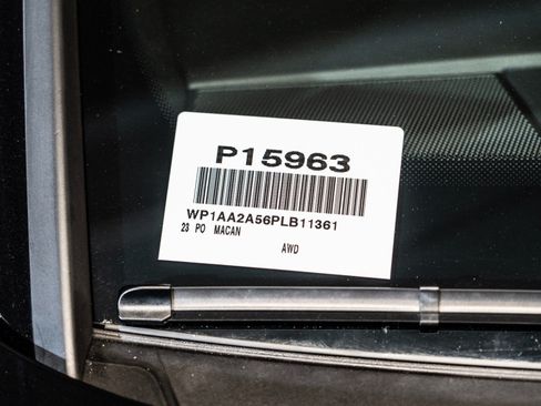 Certified 2023 Porsche Macan AWD/4WD image 27