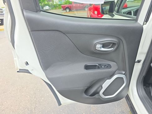 Used 2019 Jeep Renegade Latitude FWD image 12