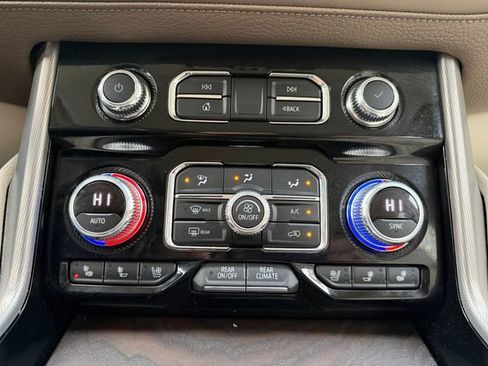 Used 2022 GMC Yukon XL Denali image 9