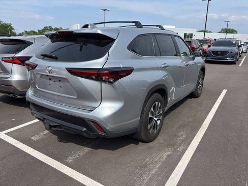 Used 2024 Toyota Highlander XLE AWD/4WD image 3