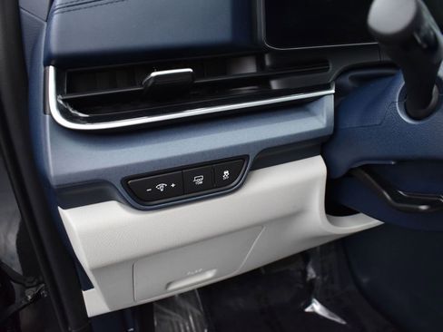 Used 2025 Kia Carnival EX image 11