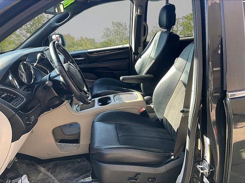 Used 2020 Dodge Grand Caravan SXT image 19