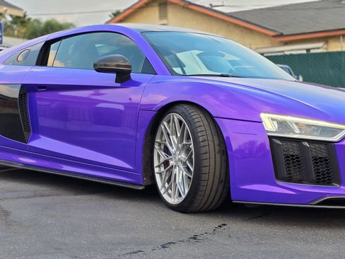 Used 2018 Audi R8 V10 w/ Premium Package image 2