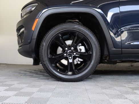 Used 2023 Jeep Grand Cherokee Limited w/ Luxury Tech Group II AWD/4WD image 9