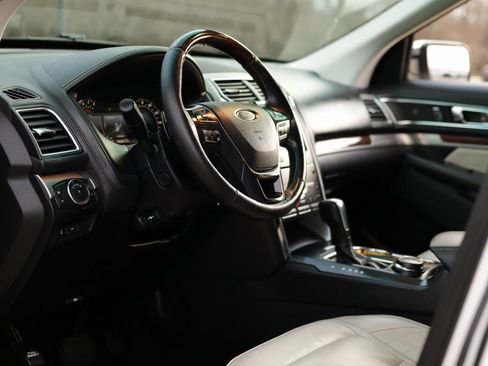 Used 2017 Ford Explorer Platinum image 9