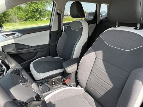 New 2025 Volkswagen Taos SE image 17