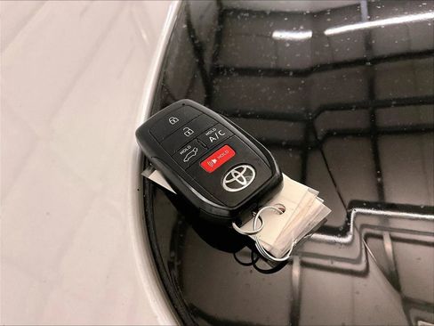 Used 2024 Toyota bZ4X XLE w/ Weather Package image 9