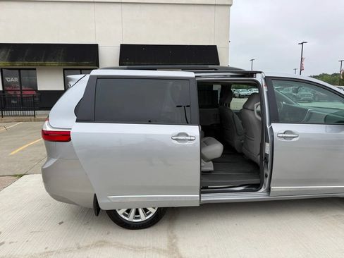 Used 2017 Toyota Sienna XLE Premium AWD/4WD image 21